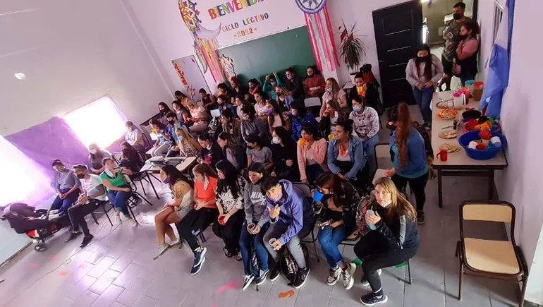 Alumnas piden ayuda porque son acosadas a la salida del IFD 5 - Actualidad | Portada de Limay Noticias - Plottier - Neuquén - Patagonia thumbnail