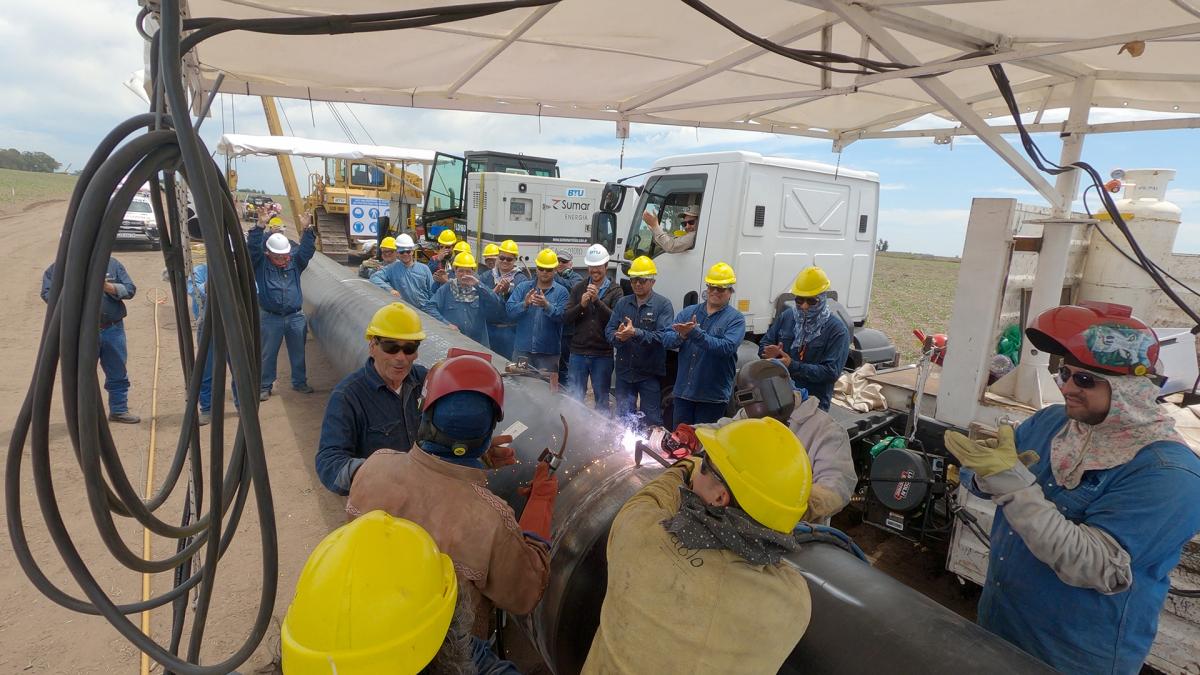 Concretaron la primera soldadura de caños del Gasoducto Néstor Kirchner thumbnail