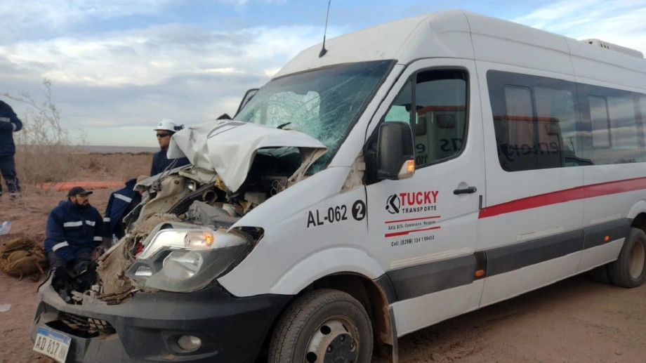 Vaca Muerta: Chocaron un camión y una camioneta con trabajadores petroleros  thumbnail