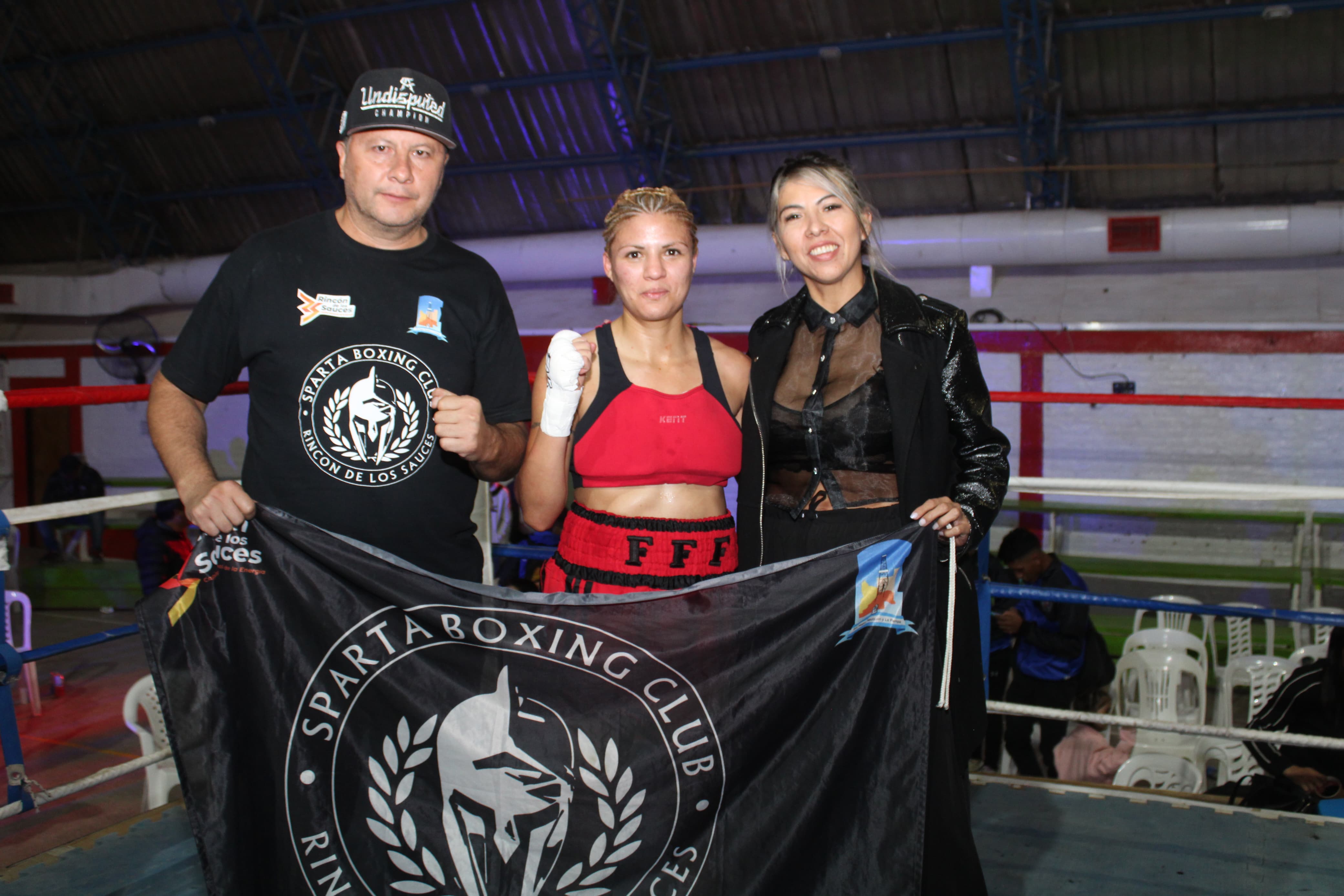 Gran debut de la boxeadora Fernanda Figueroa en Rincón  thumbnail