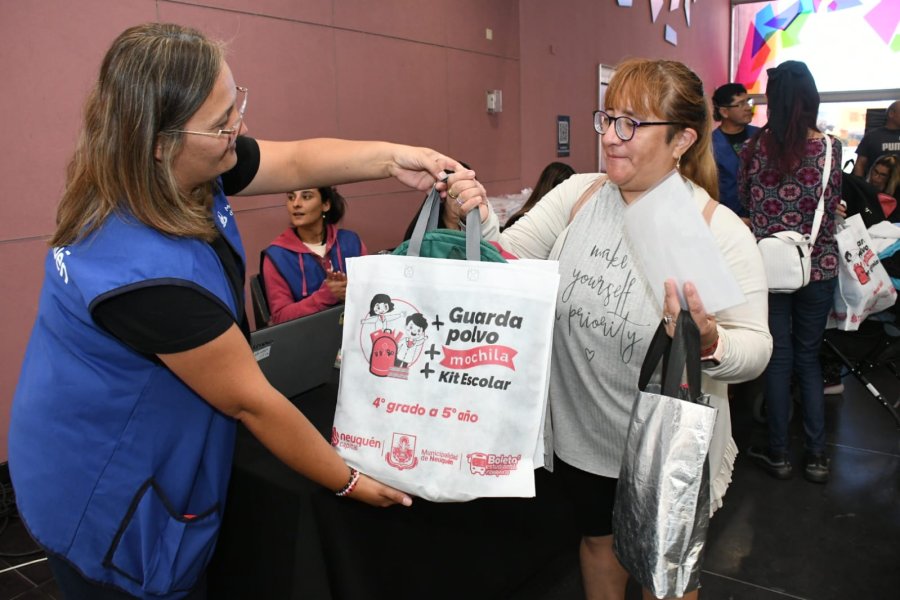 Entregaron kits escolares.