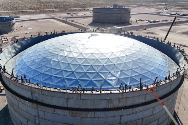 Oleoducto VMOS: instalaron el techo geodésico de un tanque de 120.000 m³