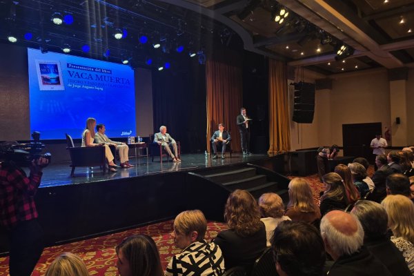 Jorge Sapag presentó su libro: La génesis de Vaca Muerta como faro nacional