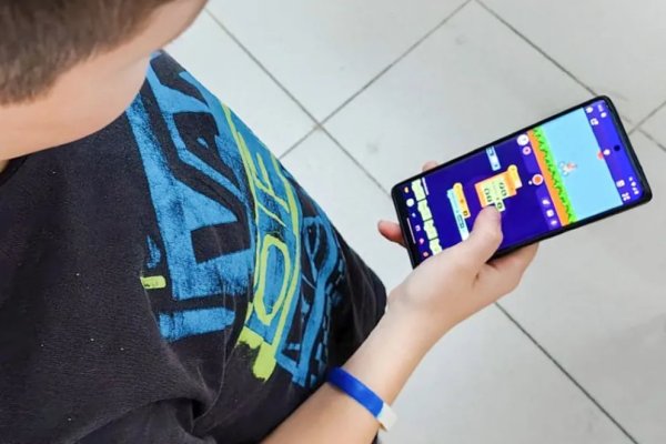 Reglamentaron la ley que regula el uso de celulares en las escuelas