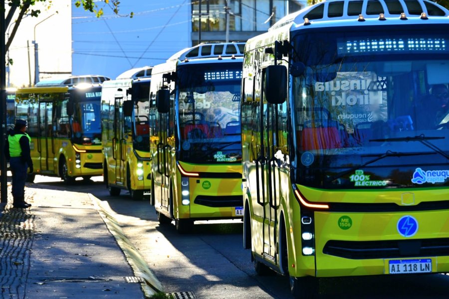 Colectivos eléctricos en Neuquén.