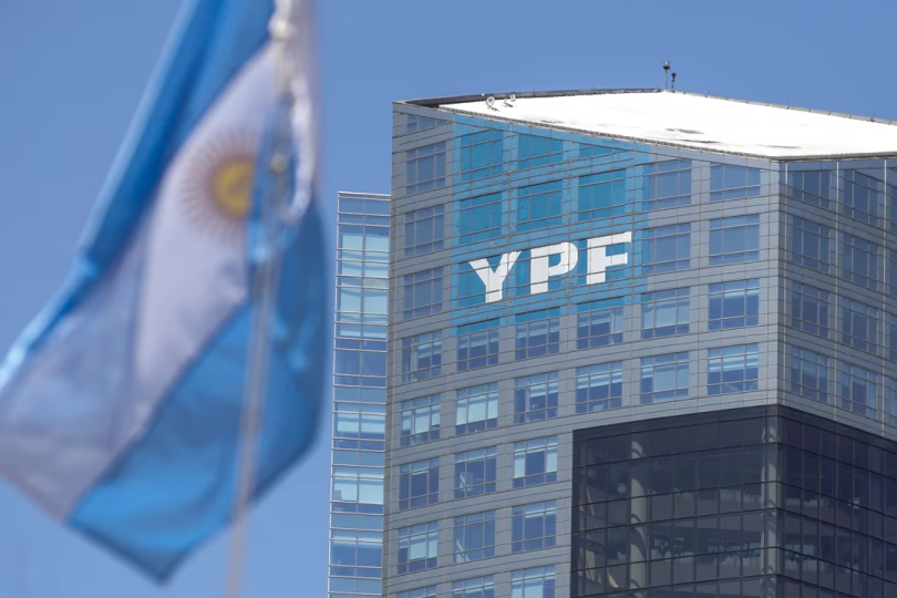 YPF desdobla sus acciones en una relación de 10 a 1