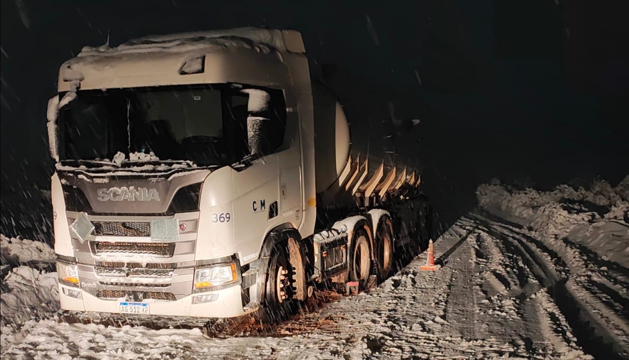 La nieve mantiene cerradas rutas y accesos en Neuquén